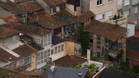 Edificaciones en estado ruinoso junto a otras restauradas en el conjunto histórico
