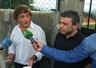 <span lang= es-es >Contra la versi�n de los agentes</span>. El abogado de la familia, Gerardo Gayoso, y el exguitarrista de Los Piratas Paco Ser�n se�alaron ayer delante de la casa que la actuaci�n fue �desproporcionada�. 