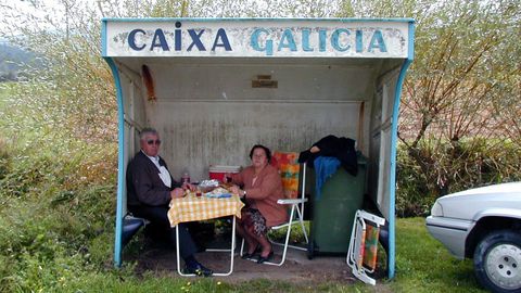 �Qu� mejor lugar para un picnic que la cl�sica marquesina de fibra patrocinada por Caixa Galicia en la parroquia chantadina de Fornas?