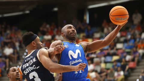 El base uruguayo del Movistar Estudiantes, Jayson Granger (d), hace una bandeja ante el escolta estasounidense del Alimerka Oviedo