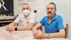 Miguel, enfermero del servicio HADO, posa con Jos� L�pez, paciente del programa piloto de oncolog�a domiciliaria. Cada 15 d�as, Jos� recibe inmunoterapia mientras est� en la cocina de su casa