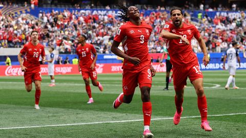 La celebraci�n de Manzambi tras uno de los goles de Suiza