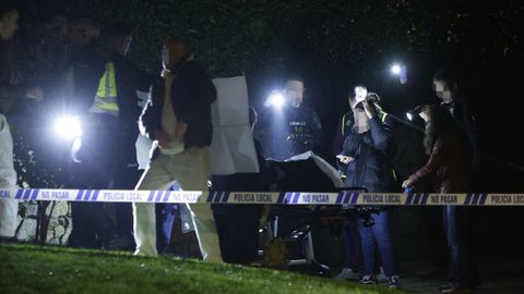 Agentes desplazados al Parque de Santa Margarita de A Corua, donde un varn ha muerto apualado