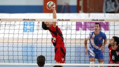 Imagen del choque entre el Vigo y el San Sadurni�o de este curso.