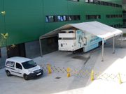 Imagen de la unidad m�vil estacionada en el centro hospitalario ol�vico.