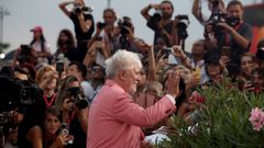 Almodvar, atendiendo a los fans en la alfombra roja de Venecia.