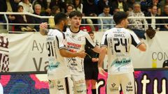 Churrasco, Thierry e Ismael celebran uno de los tantos conseguidos en Valdepe�as.