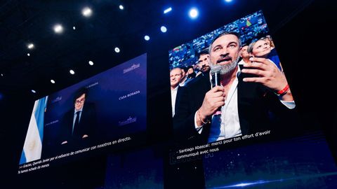 El líder de Vox, Santiago Abascal, junto al presidente de Argentina, Javier Milei, en el evento de Patriotas por Europa de Madrid.