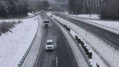 Camiones circulando este s&aacute;bado por la ma&ntilde;ana en la A-6, a la altura de Baralla