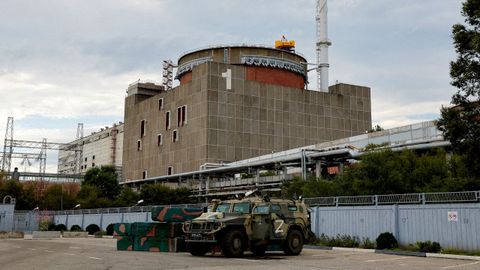 Vehculo ruso aparcado frente a la planta nuclear de Zaporiyia.