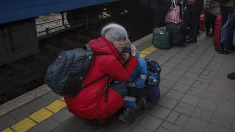 Miles de mujeres, nios y ancianos esperan transporte para salir de Kiev 