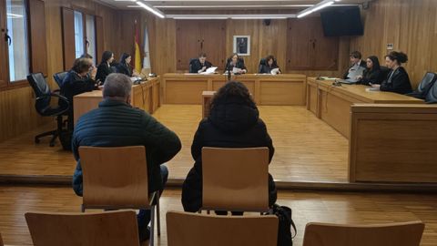 Bego�a L�pez y su padre, este jueves, en el banquillo de la Audiencia Provincial de Lugo