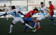 Una jugada de Roberto Pi�eiro es intentada cortarla por Sylla ante la mirada de Carballa. 