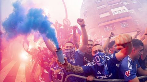 As� fue el emocionante recibimiento al autob�s del Real Oviedo antes del choque ante el Mirand�s