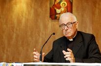 Vecino Tom�s, ayer, durante su intervenci�n en el sal�n de actos de la iglesia parroquial carballesa. 