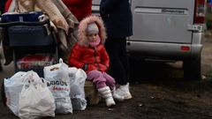 Una ni�a con las pertenencias de su familia en la frontera con Ruman�a 