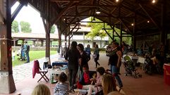 El mercadillo de Rastru, en el museo del Pueblo de Asturias, con asistentes a una sesi�n de cuentacuentos en primer t�rmino.