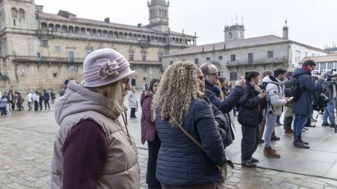 Minuto de silencio en el Obradoiro de la corporaci�n municipal de Santiago, a la que se unieron varios vecinos, 