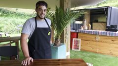 Rub�n, bajo la beduina que protege las doce mesas habilitadas para comer, en una finca con unas magn�ficas vistas