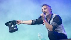 El cantante de la banda Love of Lesbian, Santi Balnes, en una actuaci�n en Barcelona