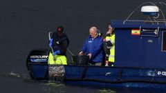 Santiago Cruz ?centro?, en una lancha del p�sito con los bi�logos durante el muestreo. carmela queijeiro