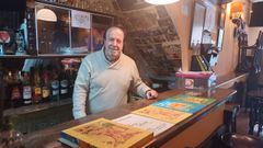 Lolo Villaverde na barra do emblem�tico pub �rea Cr�tica do Orz�n, que rexentou durante 37 anos