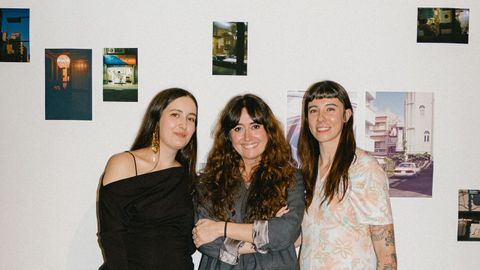 Alina Espi�o (izquierda), Luc�a Castro (centro) y Andrea S�nchez, la fot�grafas que firman la exposici�n, durante la inauguraci�n que tuvo lugar el pasado mi�rcoles en Vavava Haus