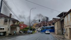 El incendio del veh�culo provoc� una negra humareda.