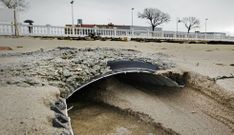 El desag�e de pluviales construido en la playa constituye un peligro para los ba�istas. 
