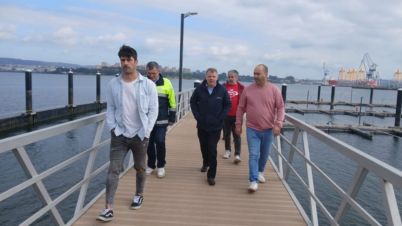 Portos inicia la obra de refuerzo del abrigo del muelle de Barallobre, en Fene