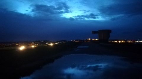 Aspecto del entorno del 'Elogio del Horizonte' al anochecer