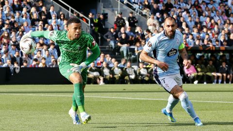 Borja Iglesias, junto al portero del Friburgo, Atubolu