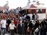 Largas colas para acceder a la lancha de Mugardos.