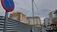 El Ayuntamiento asegura que el cierre del solar que no se edific� invade la v�a p�blica