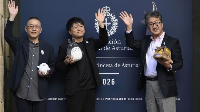 Los galardonados con el Premio Princesa de Comunicaci�n y Humanidades 2026, el presidente de Studio Ghibli, Kenichi Yoda (c), el director de operaciones de Ghibli, Kiyofumi Nakajima (d) y el dise�ador y director de animaci�n japon�s Kiyofumi NaKagima (i) 