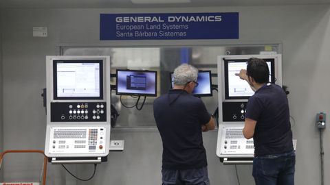 os operarios trabajan en el interior de la f�brica General Dinamics, a 9 de septiembre de 2022, en Trubia
