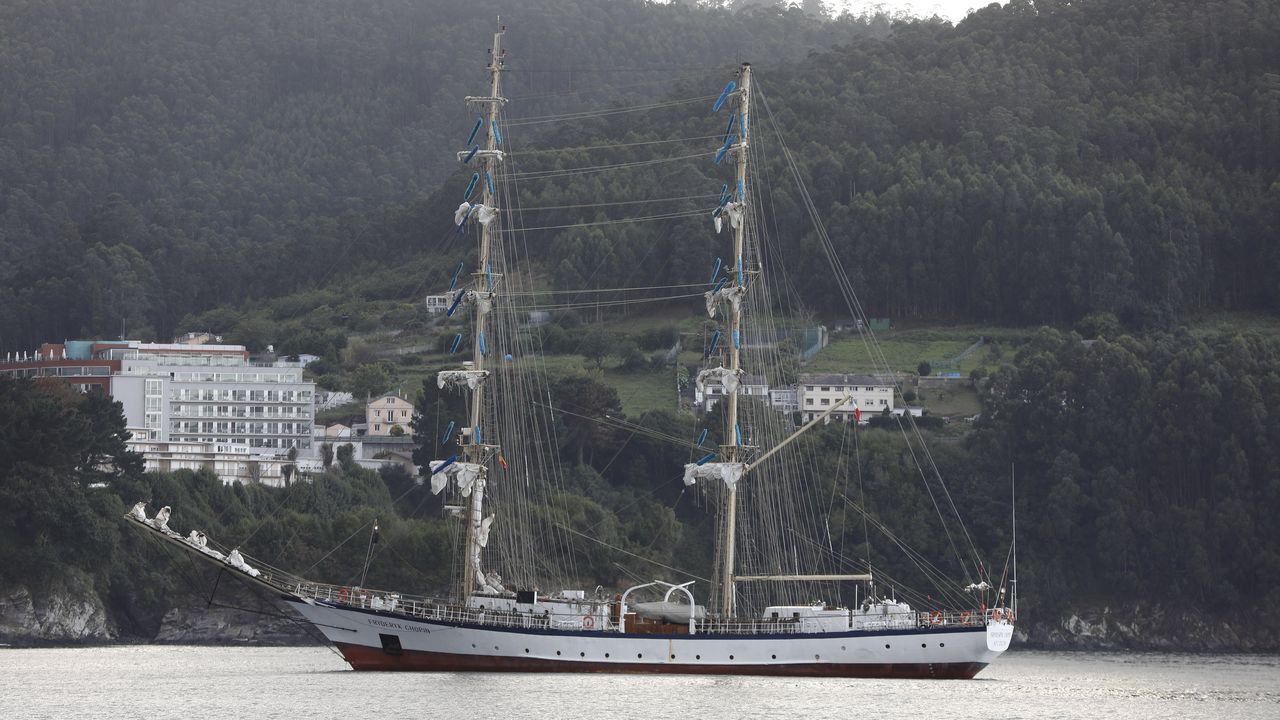 Fondea frente a la playa de Covas, en la ría de Viveiro, un espectacular buque escuela polaco de 55 metros de eslora