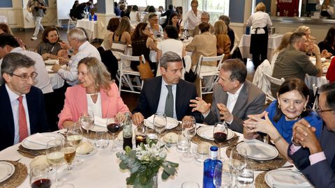 El alcalde Abel Caballero junto al�decano saliente, Germ�n Serrano, acompa�ados de la decana de la Abogac�a de Vigo, Lourdes Carballo (de azul), y el candidato a presidente del Tribunal de Instancia, Manuel �ngel Pereira