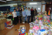 Los voluntarios, con parte de los juguetes recogidos