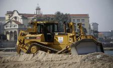 Una excavadora trabaja en el anterior levantamiento de la duna, el pasado mes de abril. 