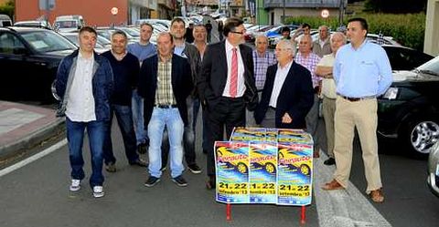 Mu��o y Gab�n (centro) con los organizadores y algunos miembros de la corporaci�n.