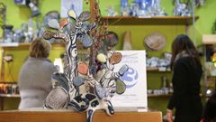 Los regalos de artesan�a, muchos elaborados en Lugo, suscitan inter�s de compradores estos d�as 