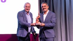 El alcalde de Carballo, Daniel Prez (derecha), recibe el reconocimiento