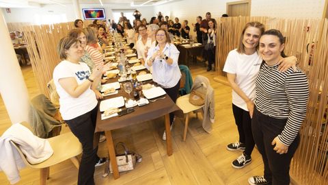 Juana, a la derecha, con su hermana y con los asistenets al homenaje