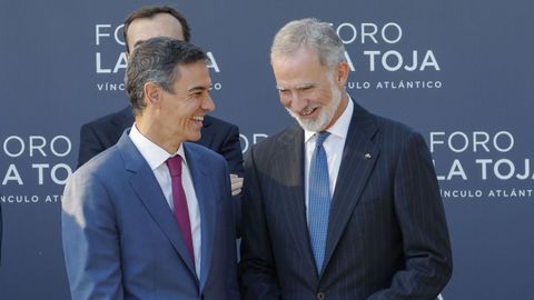 El rey Felipe VI, junto al presidente del Gobierno, Pedro S�nchez, en O Grove (Pontevedra) durante la inauguraci�n de la VIII edici�n del Foro La Toja.