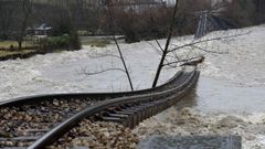 Aspecto que presenta la v�a de tren a su paso por Serrapio-Caba�aquinta, en el concejo de Aller (Asturias), a causa del temporal de lluvias registrado en los �ltimos d�as