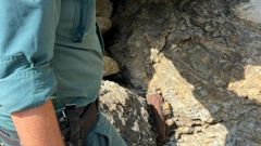 La granada de mortero, de color rojizo, en el acantilado donde se hall�, seg�n se muestra en esta foto de la Guardia Civil de Pontevedra