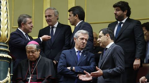 El presidente de la Junta de Comunidades de Castilla-La Mancha, Emiliano Garca-Page, el nuncio apostlico en Espaa, Bernardito Auza y Cleopas, el presidente de Aragn, Jorge Azcn, el de la Comunitat Valenciana, Carlos Mazn; el de la Xunta de Galicia, Alfonso Rueda, el de la Junta de Andaluca, Juanma Moreno, y el de la Regin de Murcia, Fernando Lpez Miras, asisten a la ceremonia de jura