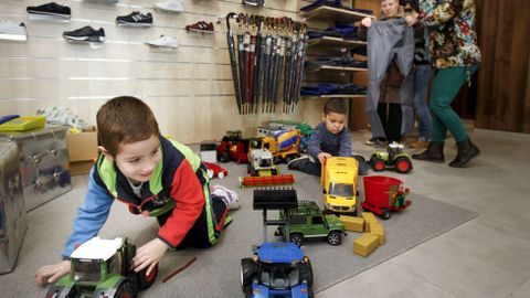 Xoel y Brais juegan en la tienda de la madre del segundo. 