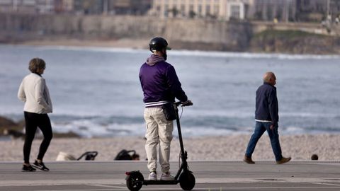 Una persona desplaz�ndose en un patinete el�ctrico en A Coru�a